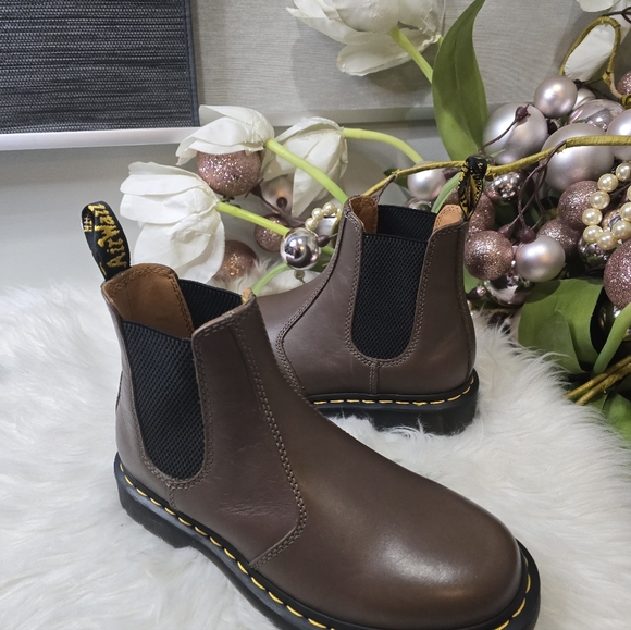 Dr Martens  2976 Yellow Stitch Artimus Chelsea womens Boots Khaki New - Picture 5 of 5